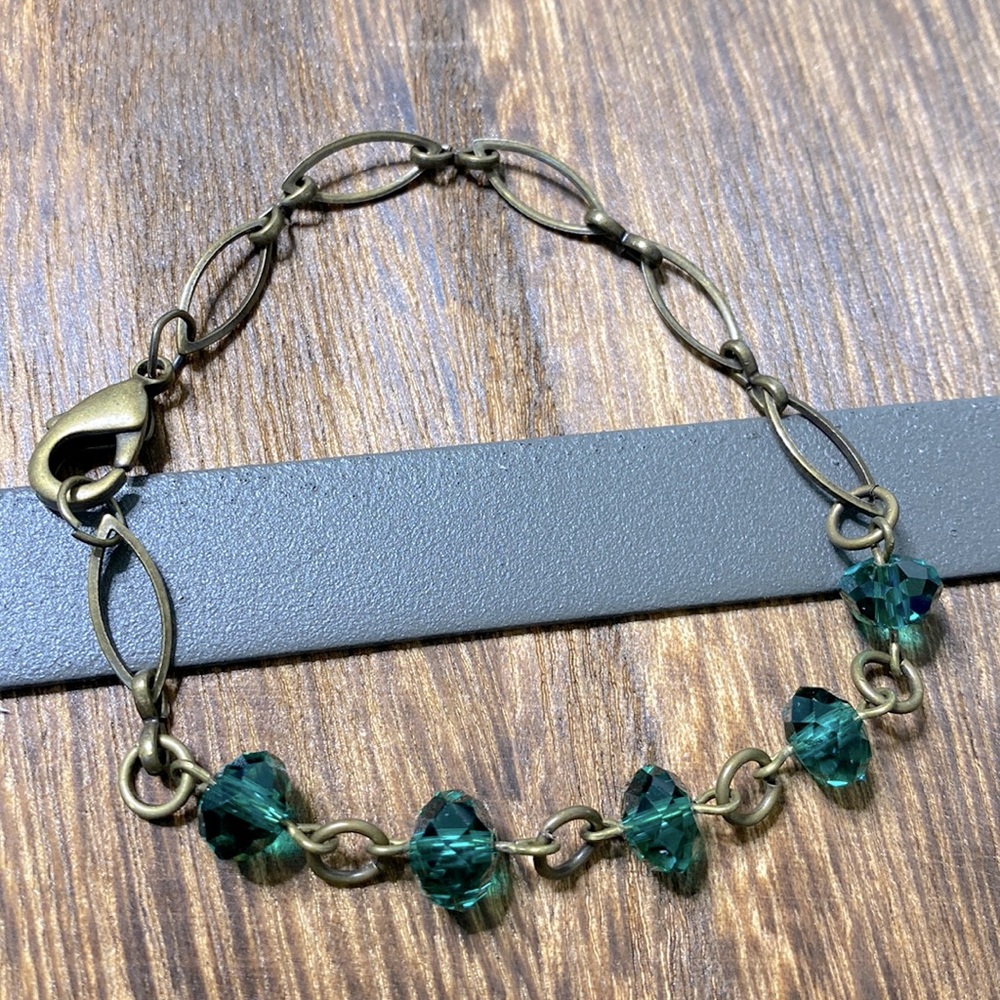 Dainty emerald green bead bracelet